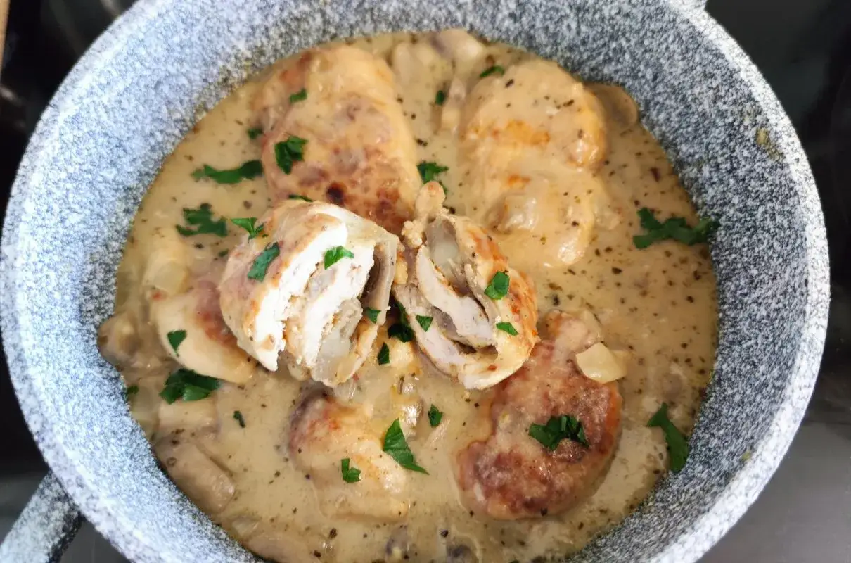 Pyszna roladka drobiowa z pieczarkami - łatwy przepis na obiad