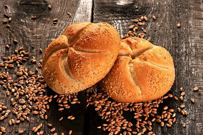 Ile kcal ma kajzerka? Poznaj wartość odżywczą popularnej bułki