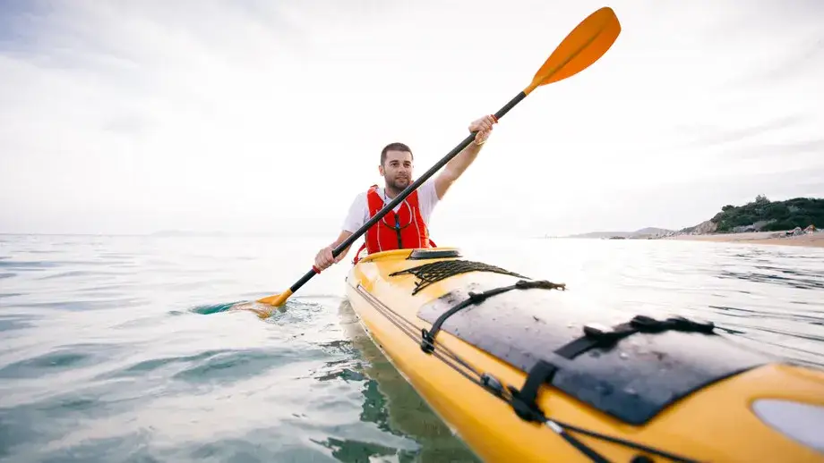 Ile waży kajak? Poznaj różnice między modelami i ich wpływ na wybór