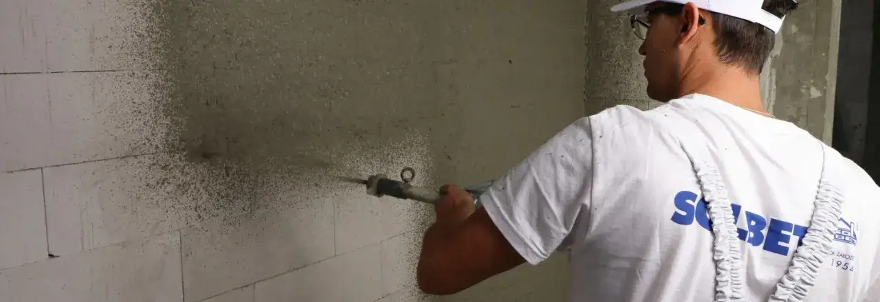 Jaką zaprawę na szpryc wybrać, aby uniknąć problemów z tynkowaniem?