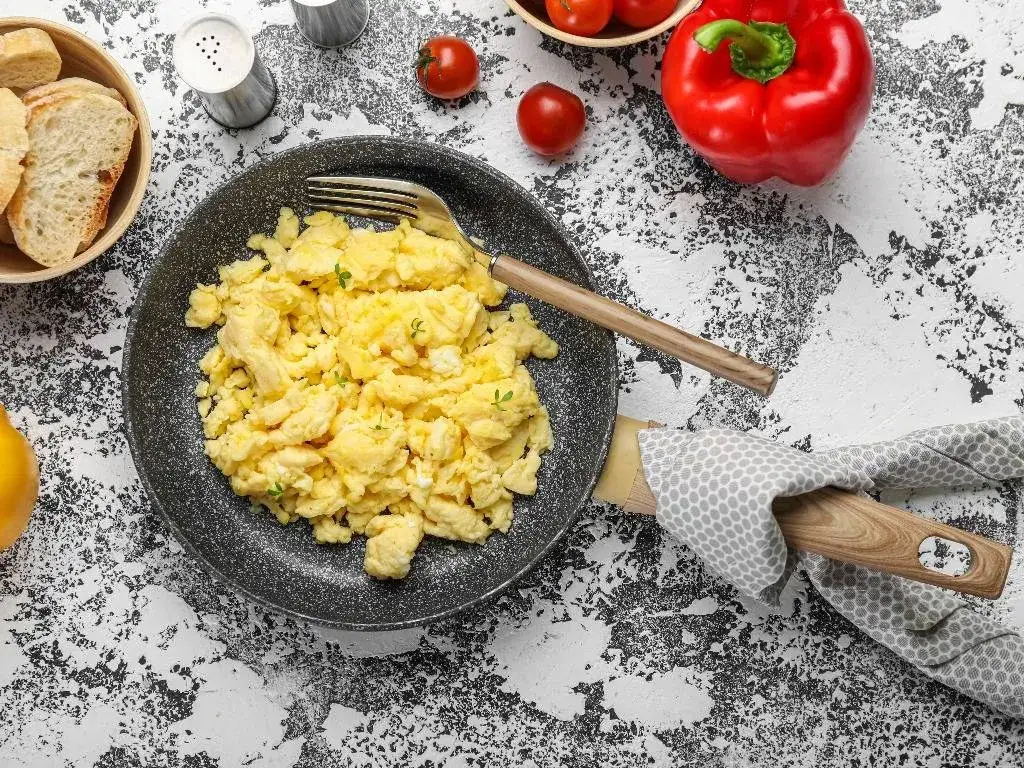 Ile kalorii ma jajecznica? Sprawdź kaloryczność i zdrowe warianty na śniadanie