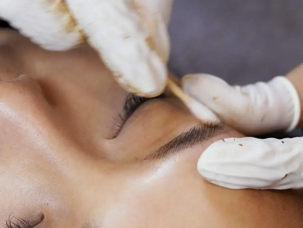 Jak usunąć makijaż permanentny domowym sposobem – skuteczne metody