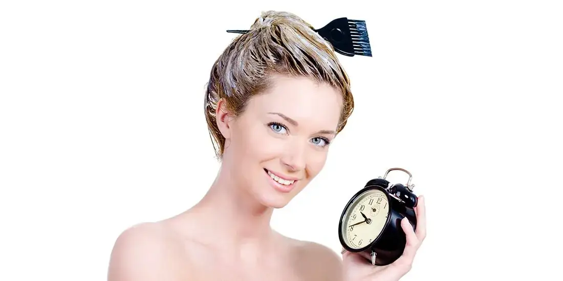 Ile naprawdę trzyma się farbę na włosach? Oto prawda kontra mity