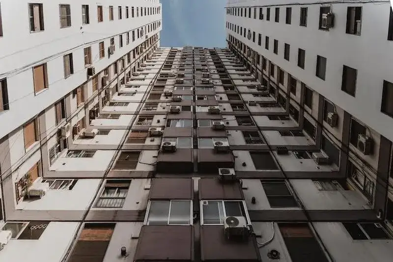 Czy warto być członkiem spółdzielni mieszkaniowej? Zobacz plusy i minusy