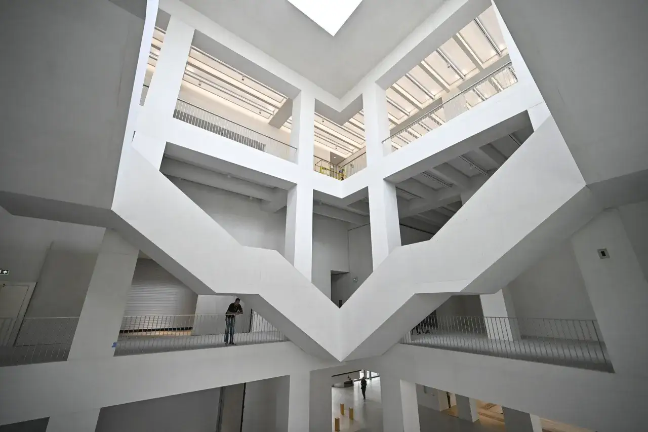 Na żywo z muzeum sztuki nowoczesnej: obserwuj budowę i okolice