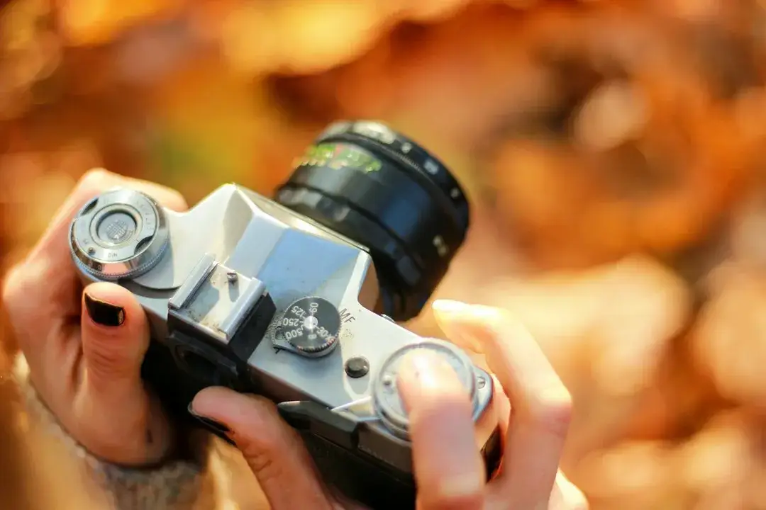 Sztuka fotografii analogowej: jak robić zdjęcia jak profesjonalista