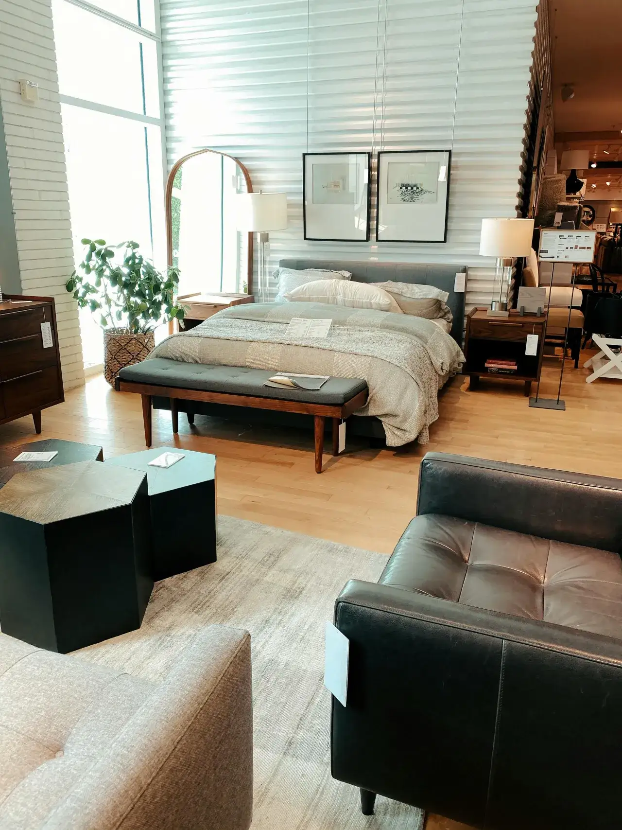 Sklepy meblowe – czym różnią się dobre salony meblowe od przeciętnych?