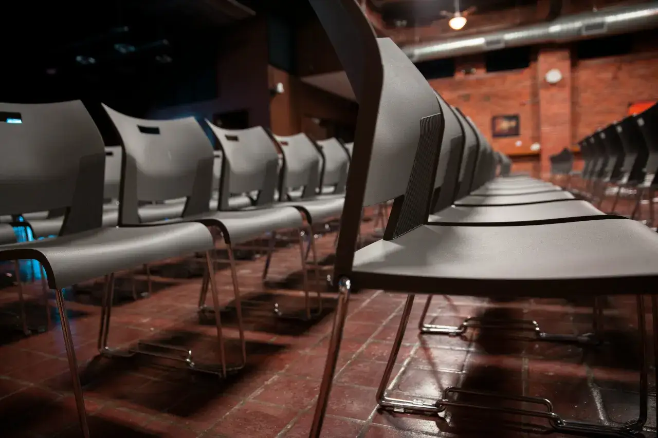 Krzesła konferencyjne – jak wybrać wygodne miejsce do spotkań w biurze?