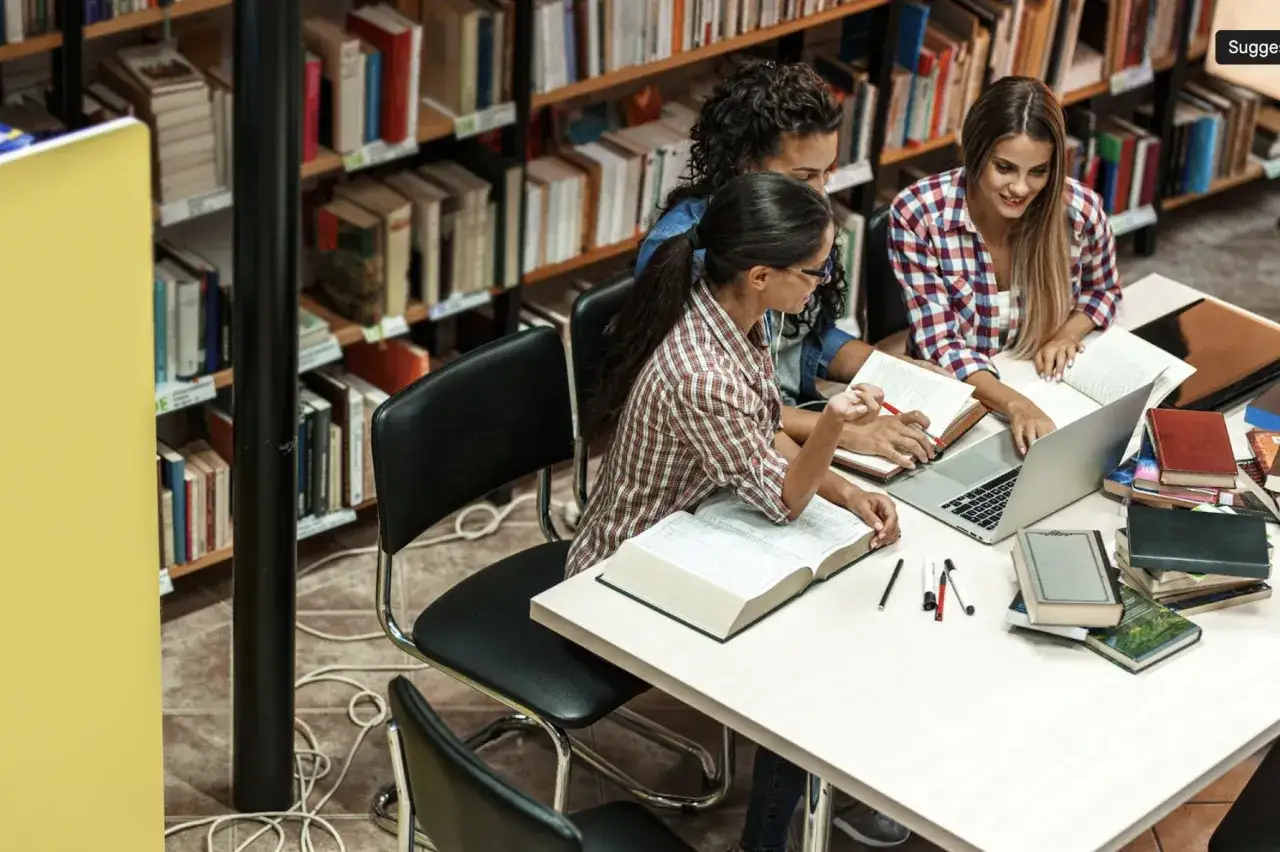 uczące się razem studentki