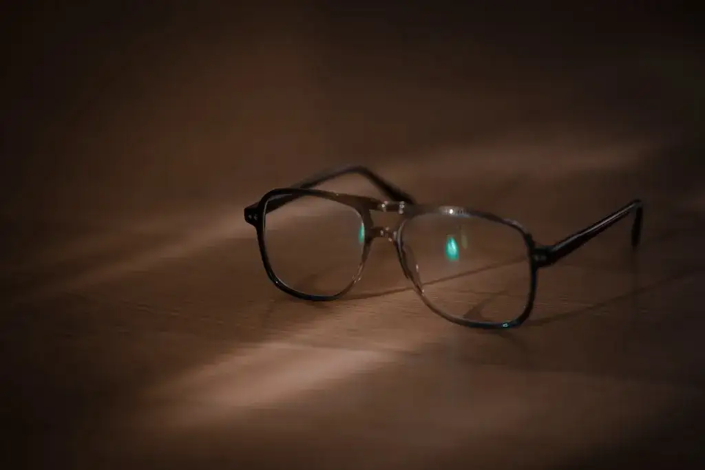 Powłoki antyrefleksyjne, blue light, fotochrom – co warto wybrać?