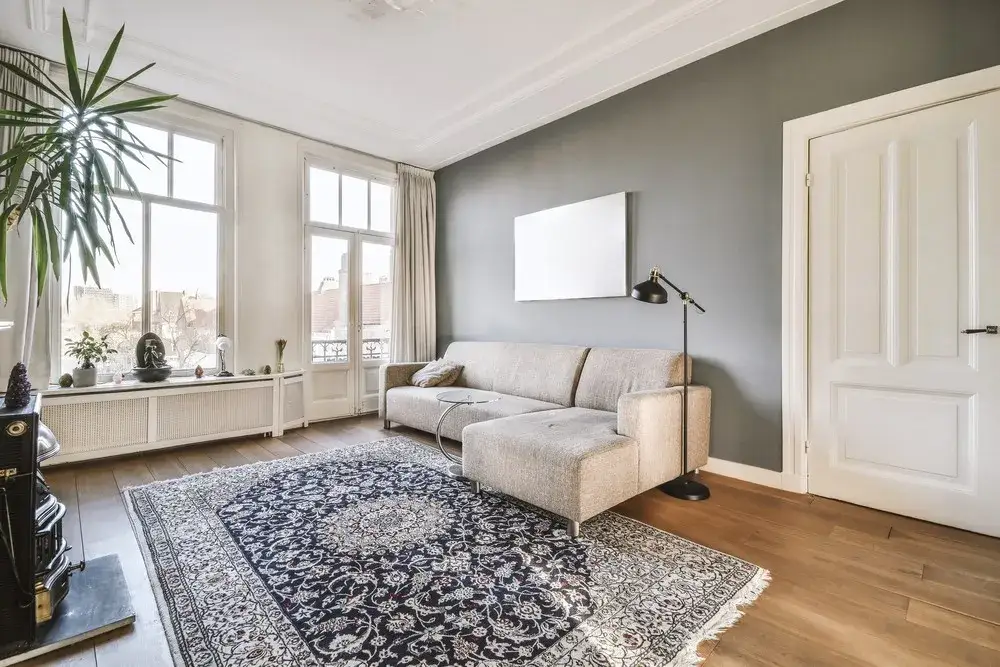 Jak profesjonalnie położyć dywan w salonie: praktyczny poradnik w 8 krokach