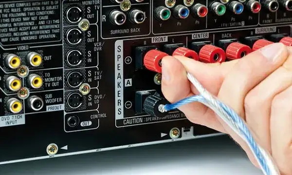 Jak podłączyć mikrofon do kina domowego: Prosty poradnik dla każdego