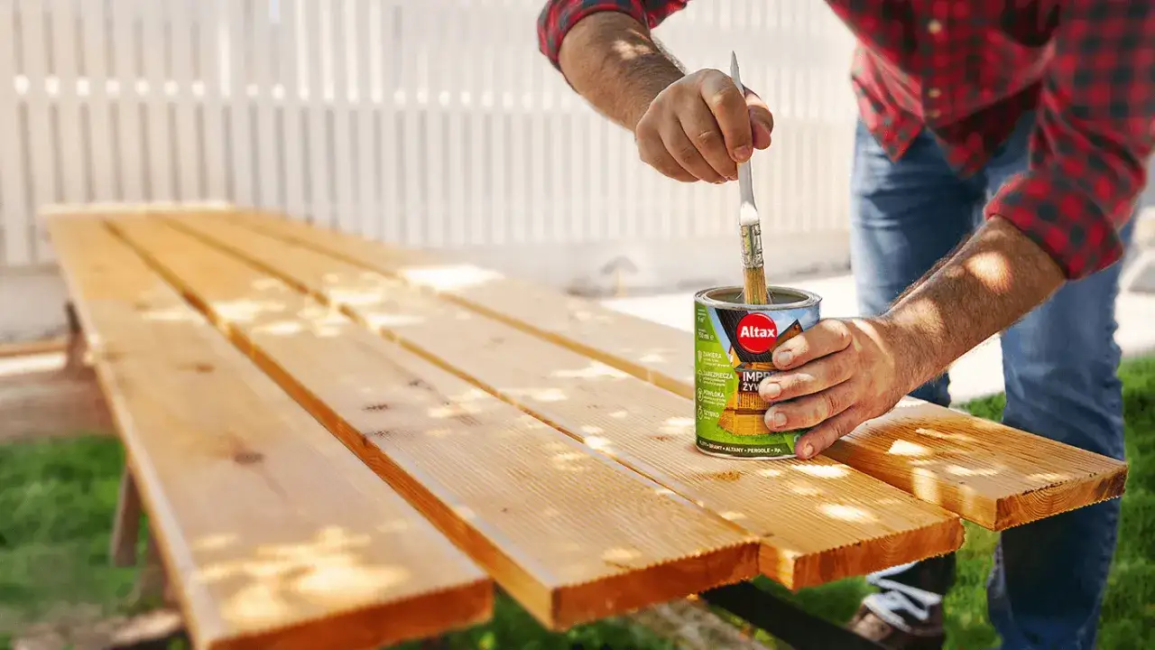 Jaka lakierobejca do mebli ogrodowych zapewni najlepszą ochronę drewna?
