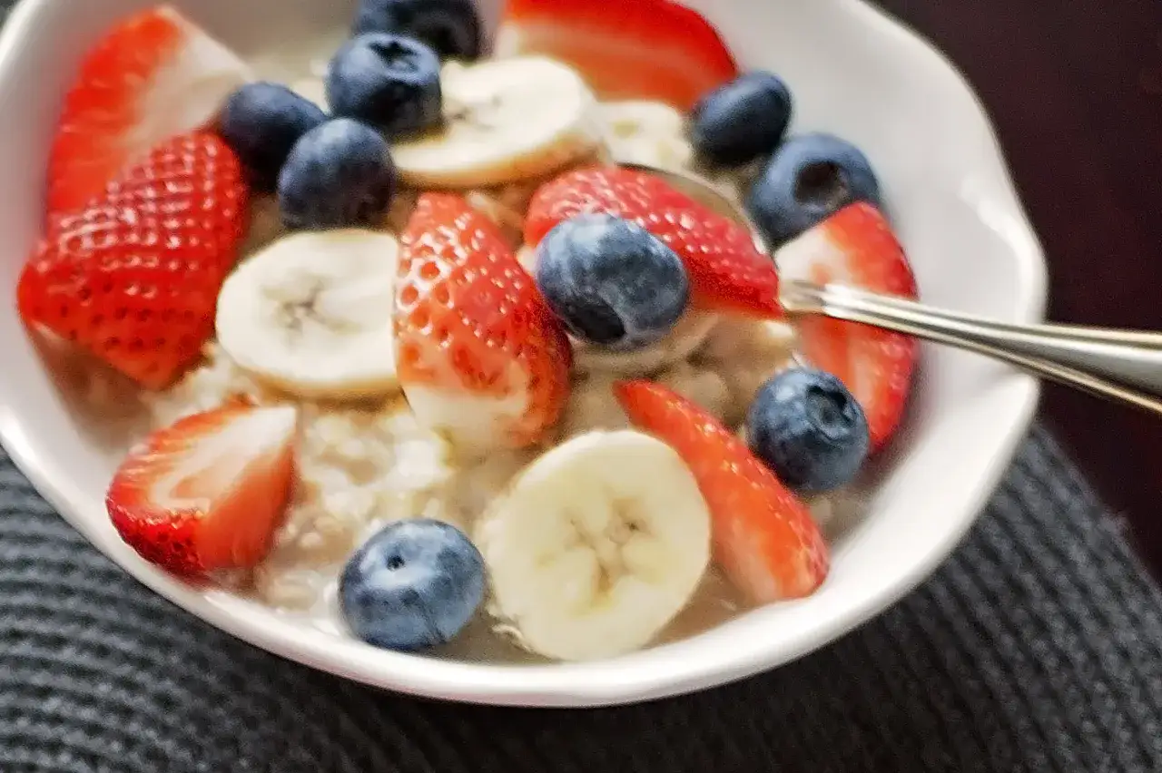 Prosty przepis na zdrową owsiankę – smaczne i pożywne śniadanie w 5 minut