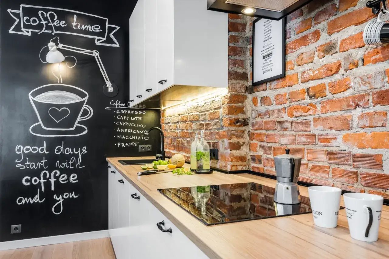 Inspirujące aranżacje z farbą tablicową w kuchni: 10 pomysłów