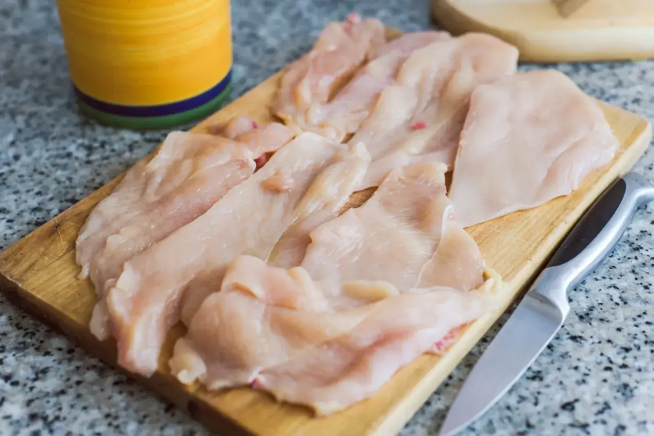 Jak kroić pierś z kurczaka na kotlety, aby uniknąć wysuszenia mięsa