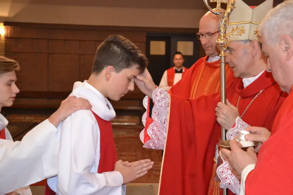 Szafarz bierzmowania – kim jest i jakie ma obowiązki w Kościele?