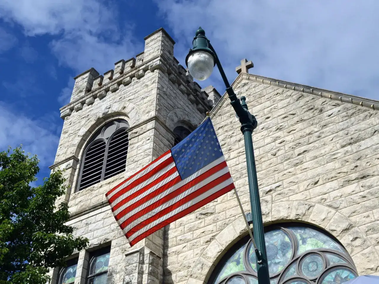 Jaka wiara w USA? Odkryj różnorodność religijną i jej wpływ