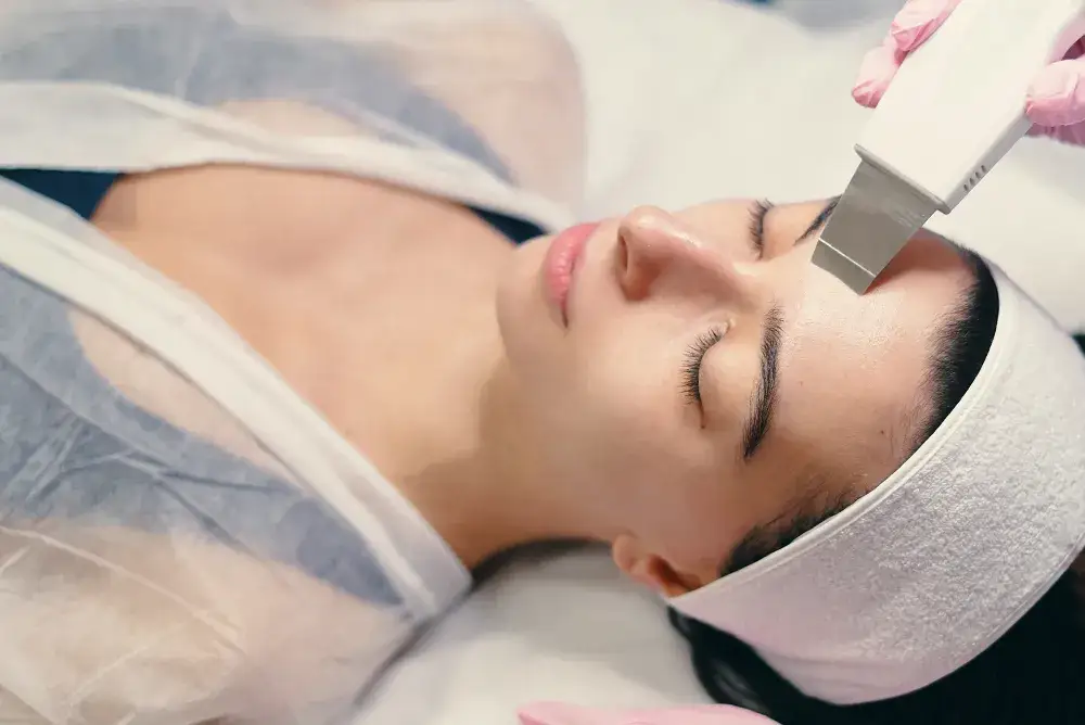 Peeling kawitacyjny ile trwa? Poznaj czas zabiegu i jego etapy