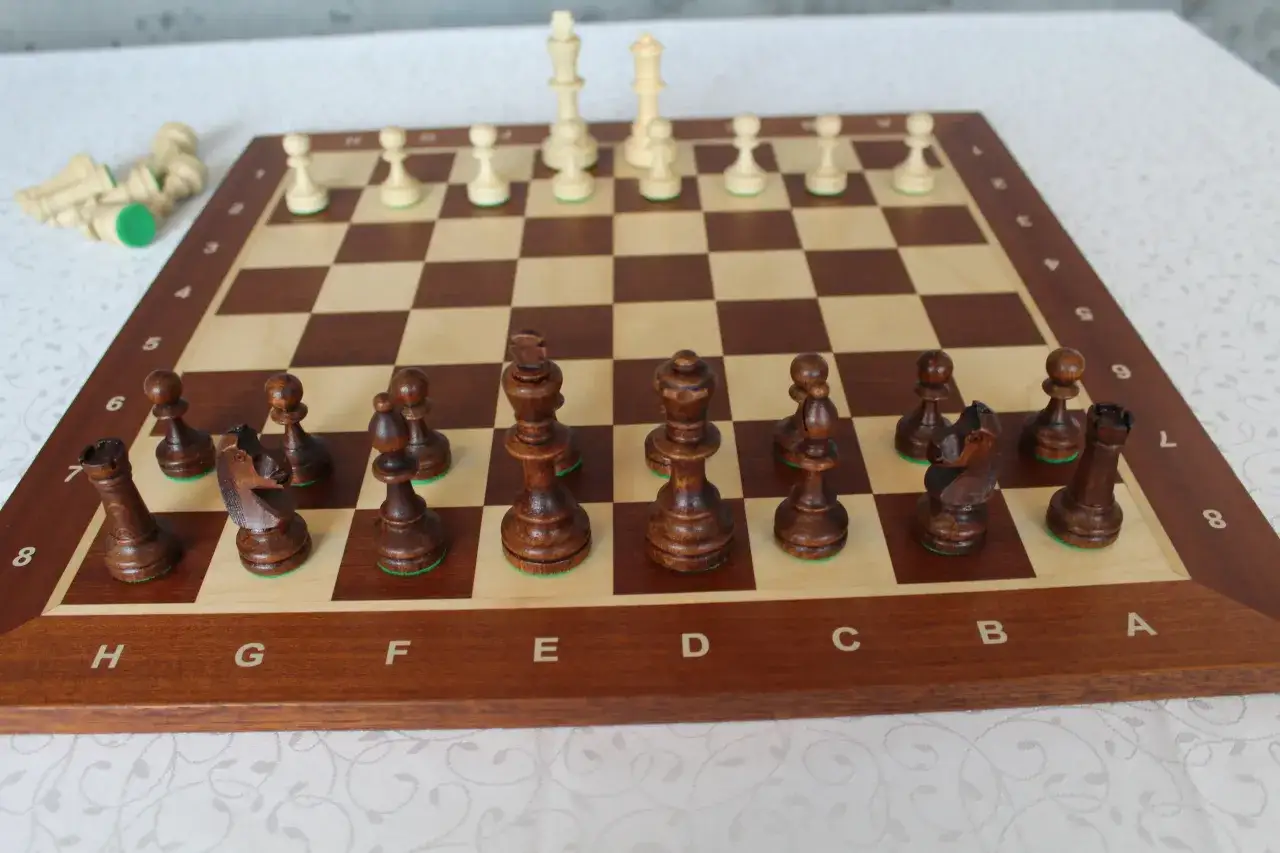 Jak prawidłowo ustawić szachy na szachownicy - kompletny przewodnik