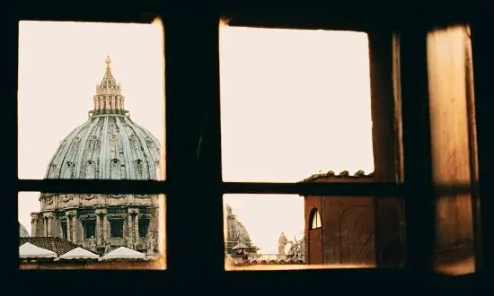 Co to znaczy, że kościół jest powszechny? Zrozumienie uniwersalności