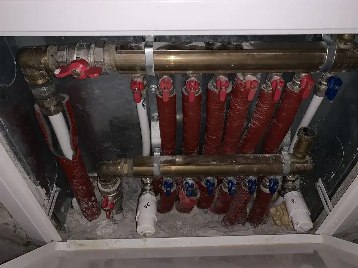 Jak zakręcić ogrzewanie podłogowe, aby uniknąć wysokich kosztów?