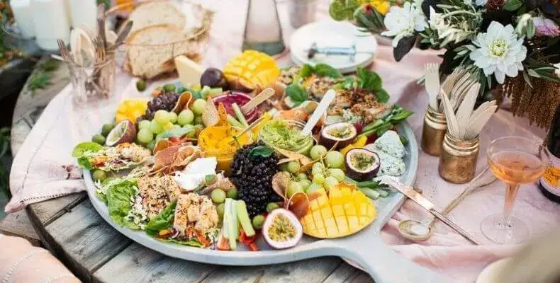 Jakie przekąski do drinków, które zaskoczą Twoich gości?