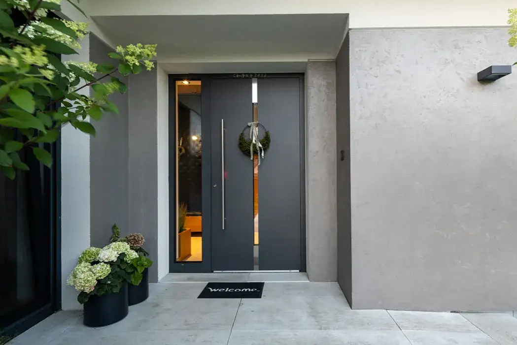 Drzwi wejściowe antracyt: jak wybrać najlepszy model do swojego domu