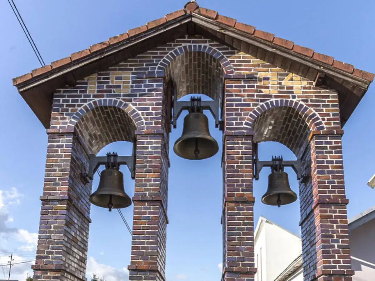 Dlaczego biją dzwony w kościele? Znaczenie, historia i symbolika dzwonienia