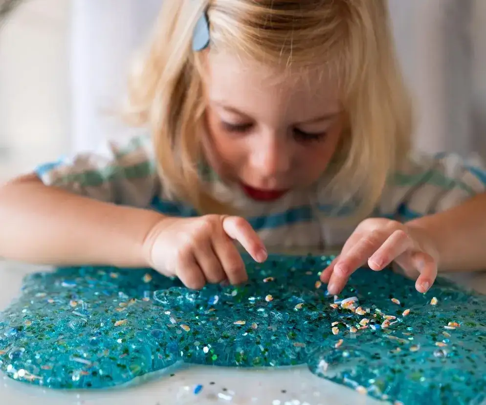 Skuteczne sposoby na usunięcie slime z dywanu: krok po kroku bez bólu