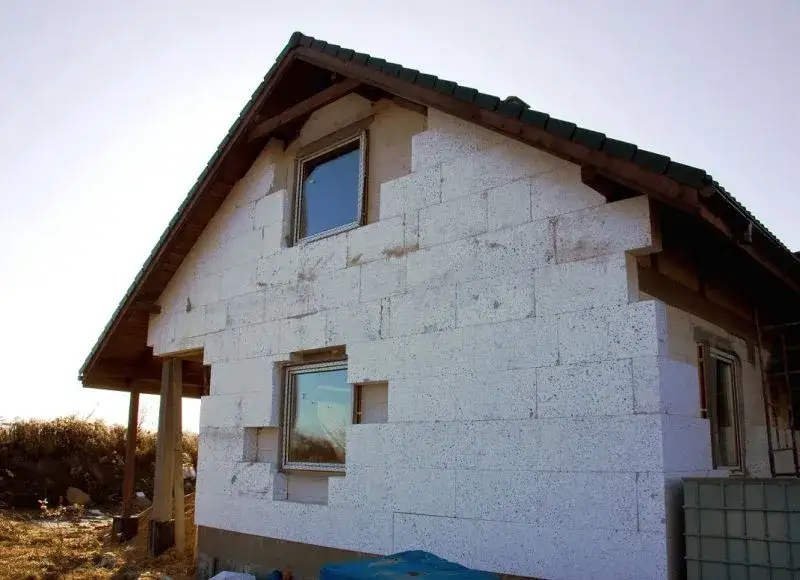 Kiedy wstawiać okna w budowie domu, by uniknąć problemów?