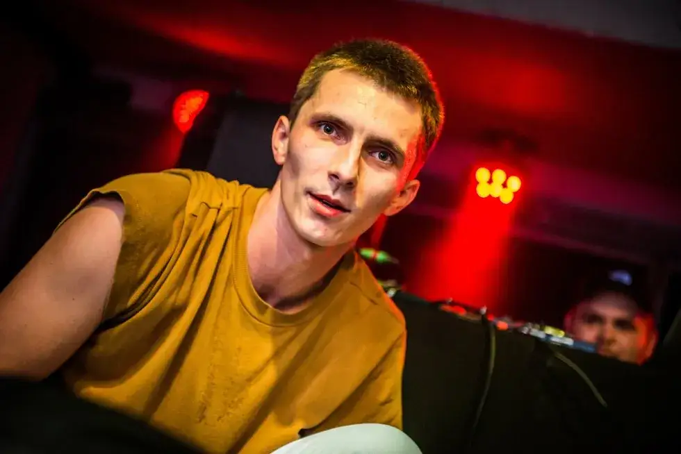 Kto śpiewa Ty mnie miła ratuj? Poznaj Vix.N i jego hit Ne Rozumiju