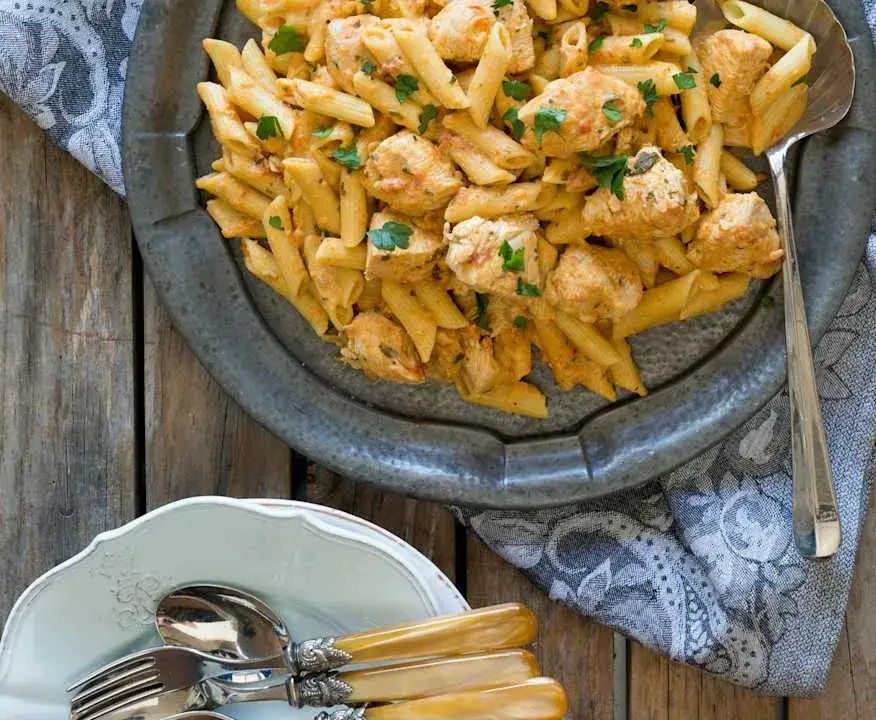 Penne z suszonymi pomidorami i kurczakiem – łatwy przepis na obiad