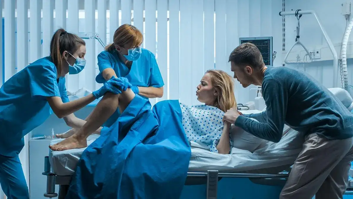 Kiedy jechać do porodu? Sprawdź niepokojące objawy i uniknij stresu