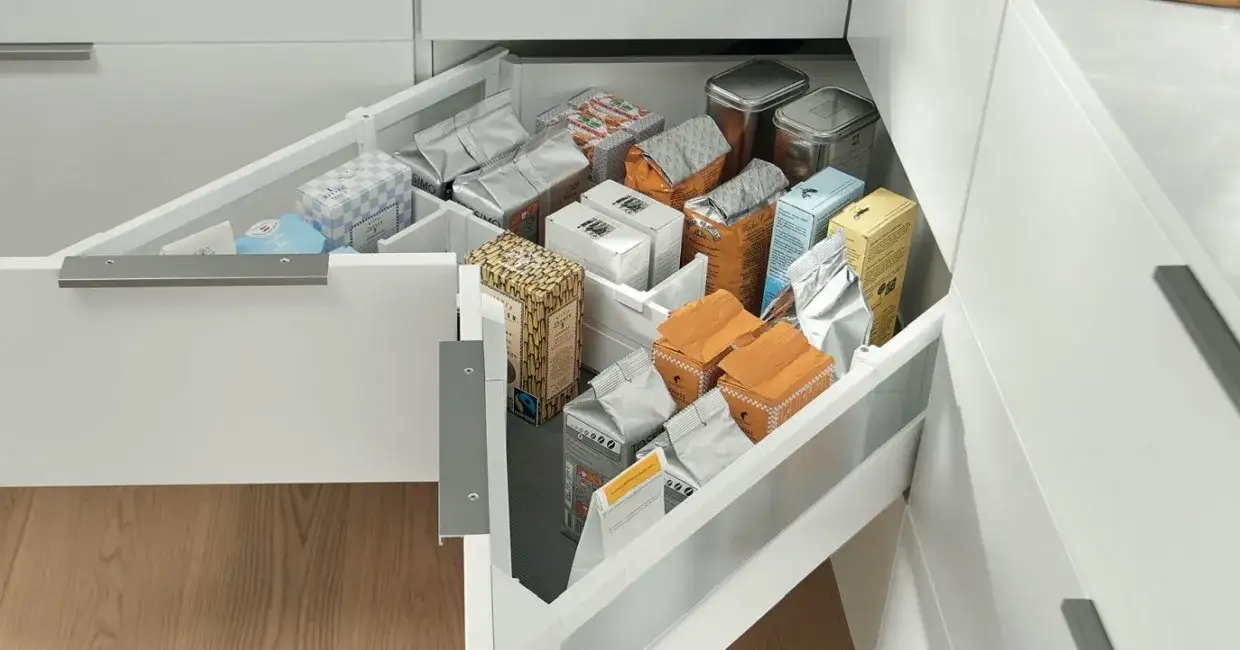 Jak zagospodarować szafkę narożną, by maksymalnie wykorzystać przestrzeń?