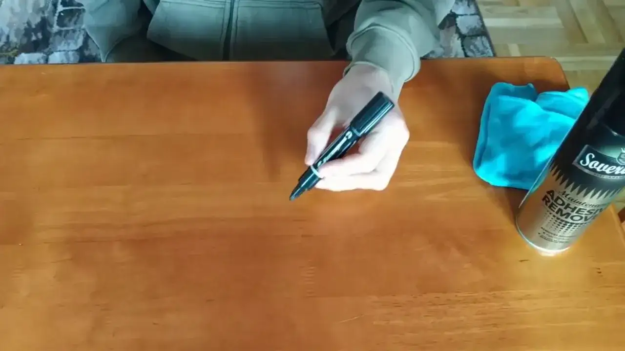 Skuteczne sposoby na to, czym zmyć marker z paneli bez śladów