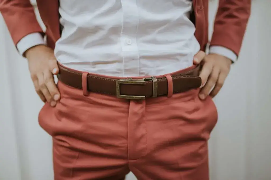 Jak nosić pasek męski - niezbędne zasady stylizacji i dobierania dodatków