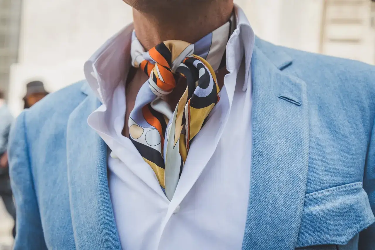 Jak prawidłowo nosić fular męski: 5 zasad eleganckiego wiązania