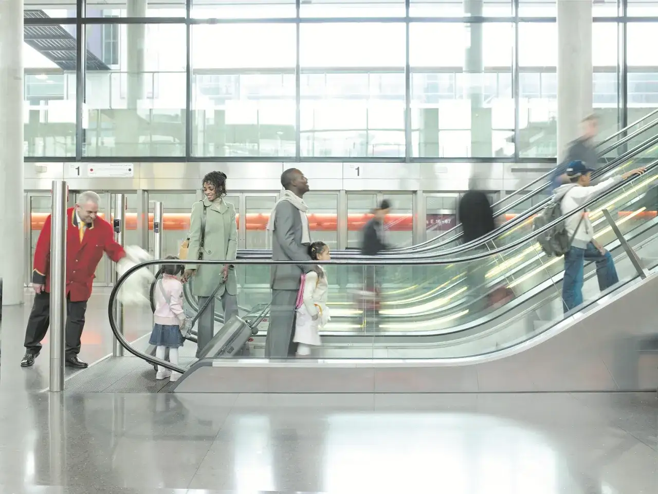 Jak bezpiecznie korzystać ze schodów ruchomych - unikaj wypadków