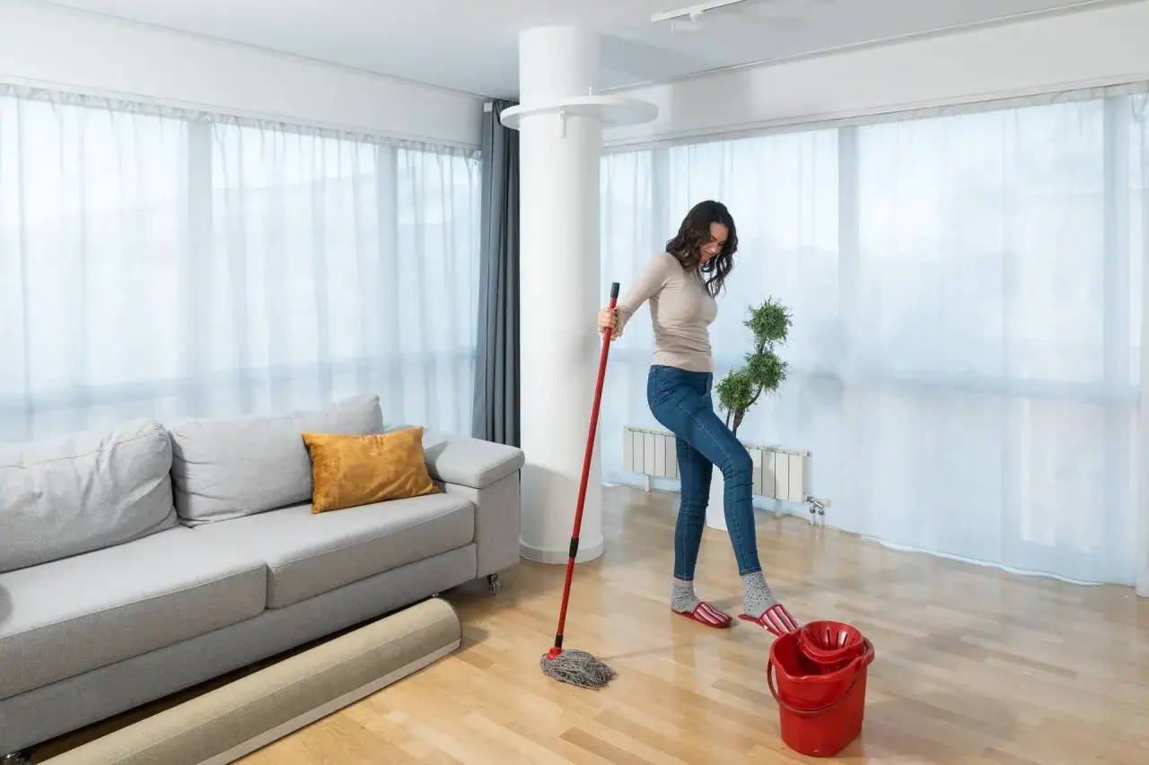 Skuteczne domowe sposoby na mycie paneli bez uszkodzeń i smug