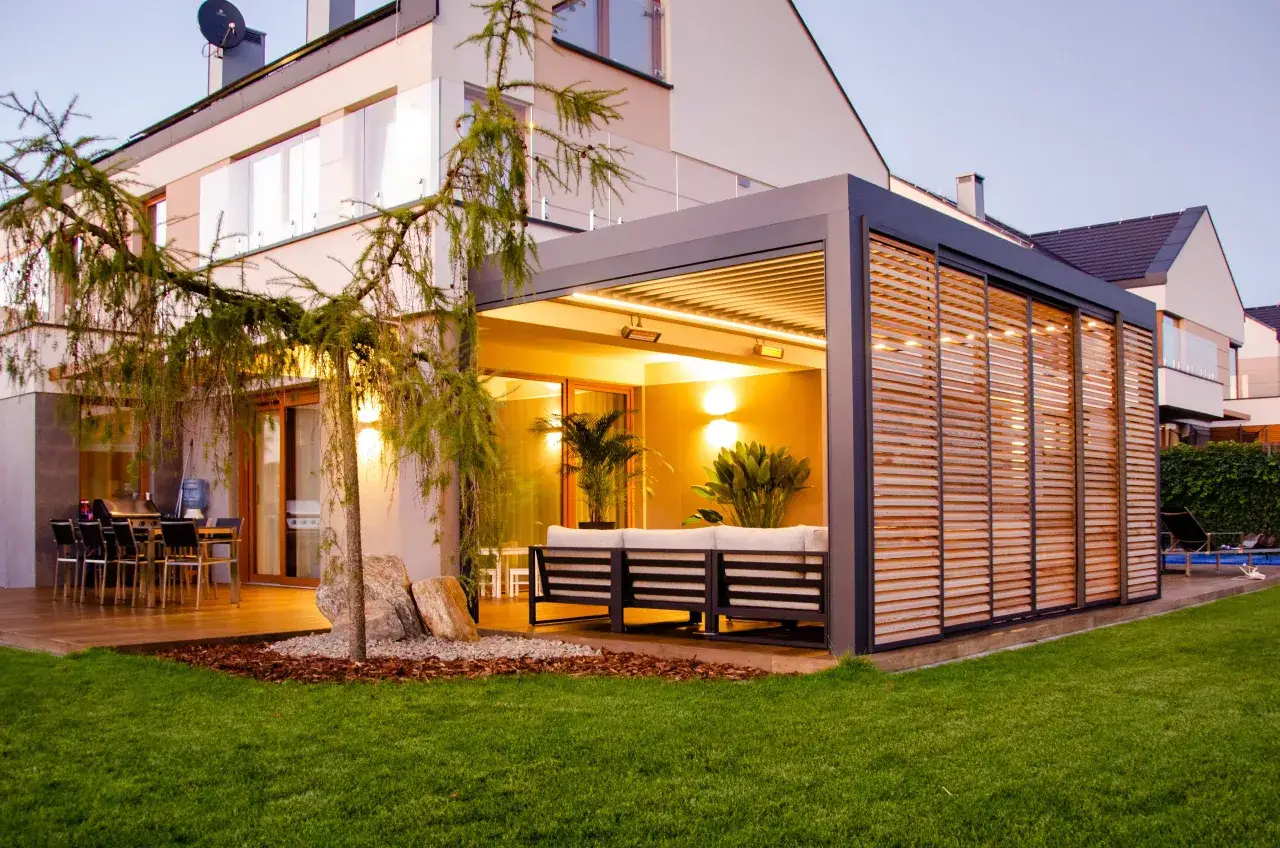 Jak skutecznie osłonić taras przed deszczem? Praktyczne rozwiązania i porady