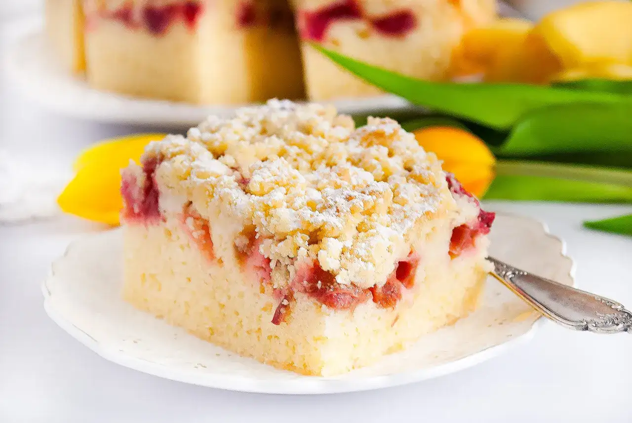 Przepis na ciasto rabarbarowe z kruszonką, które zachwyci każdego