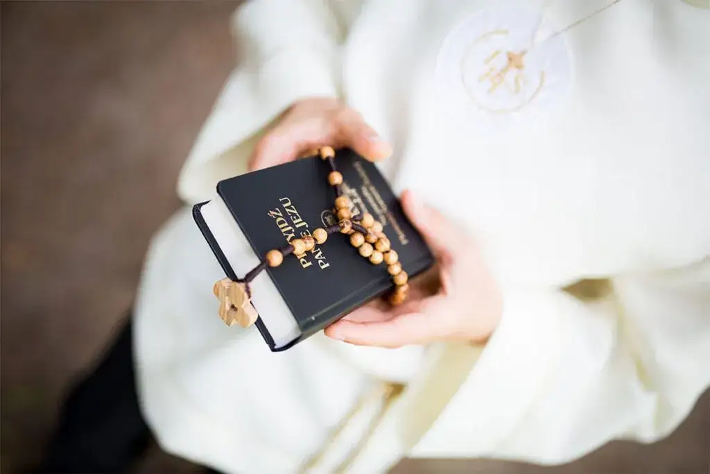 Co to jest komunia święta w katechizmie i jej znaczenie dla wiernych