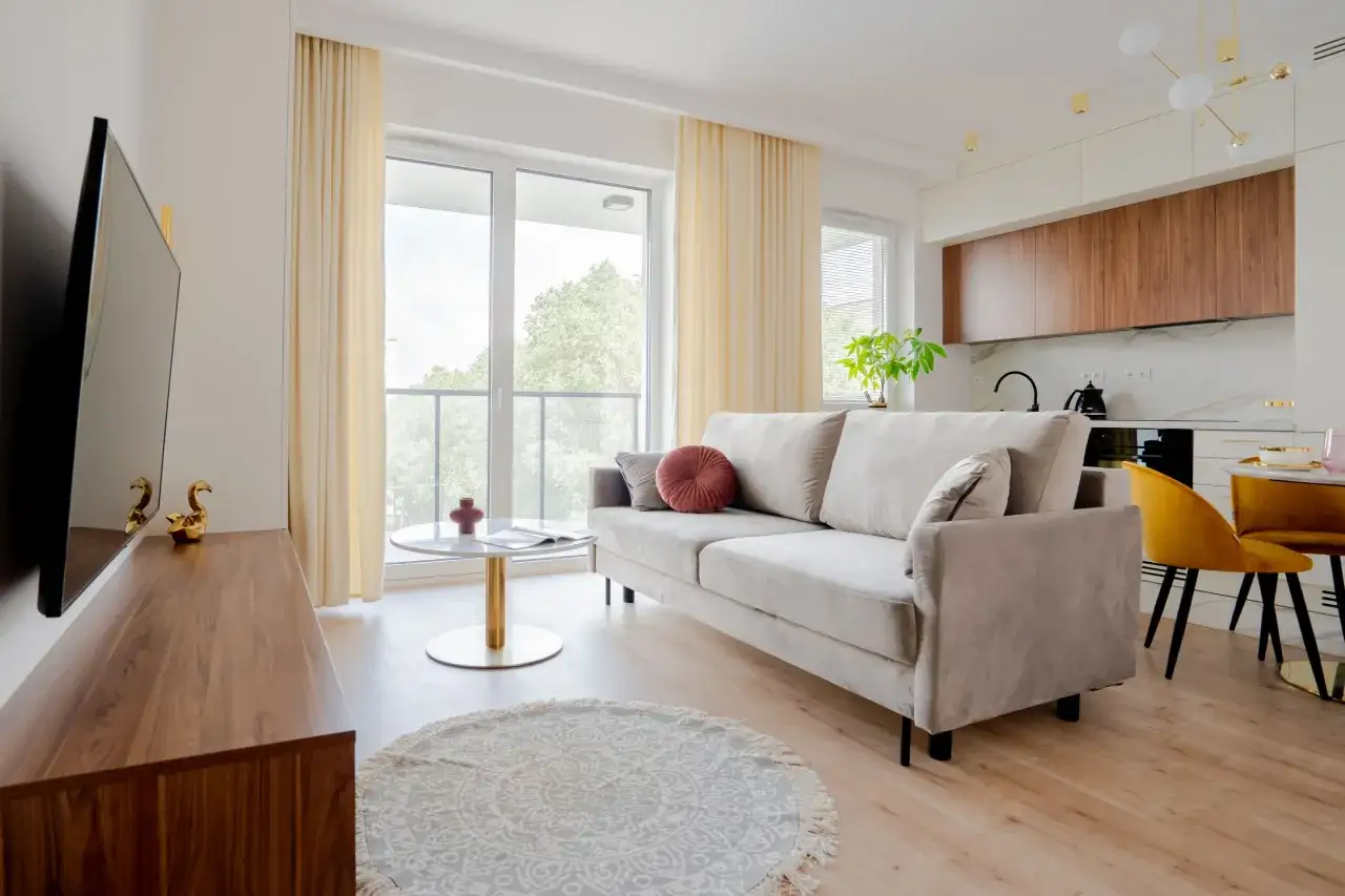 Rewolucyjne sposoby ustawienia kanapy w salonie. Unikaj tych błędów!