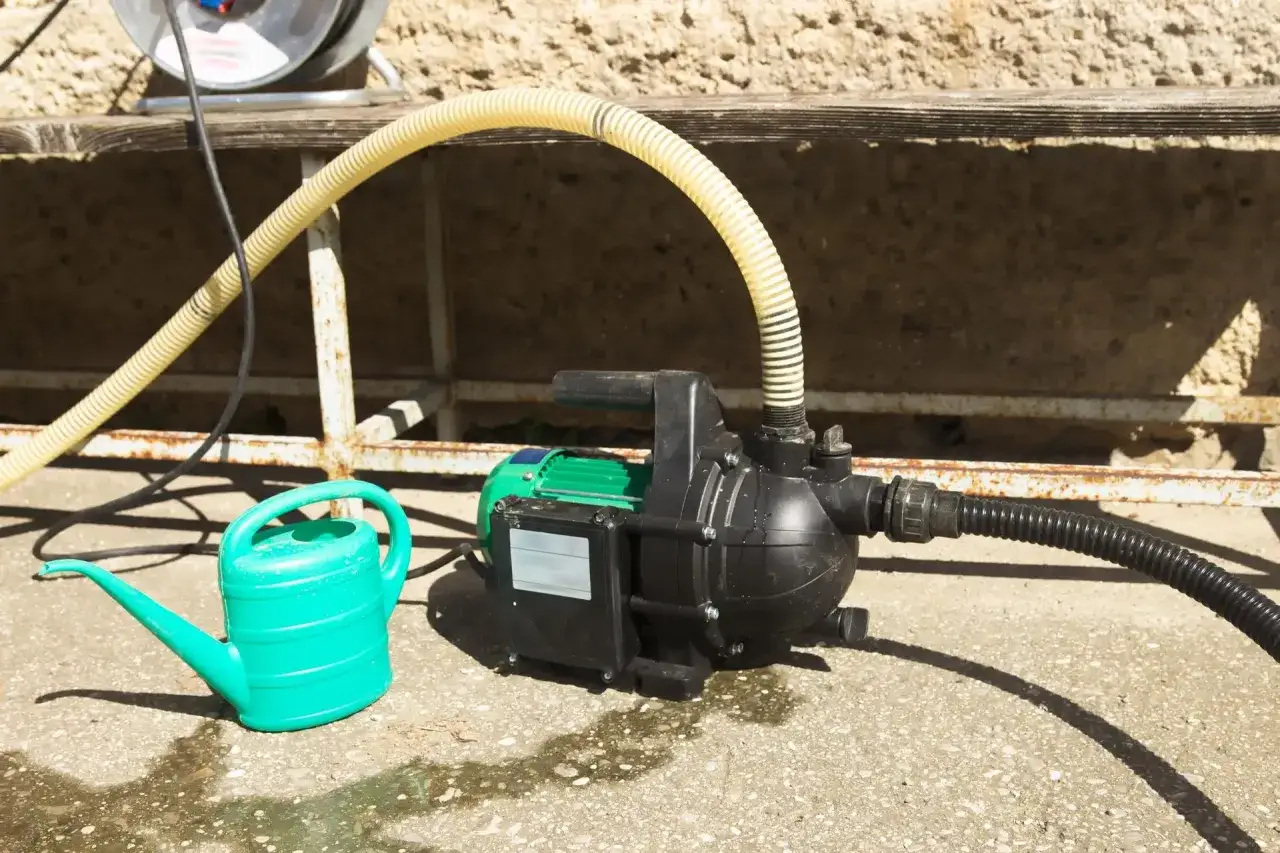 Jaką pompę do wypompowania wody z piwnicy wybrać, aby uniknąć szkód?