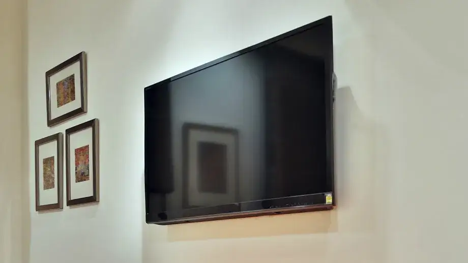 Jak schować kable za szafką RTV i uniknąć bałaganu w domu