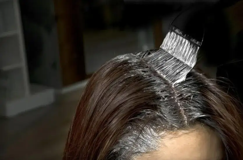 Jak często farbować odrosty, by nie niszczyć włosów i zachować piękny kolor?