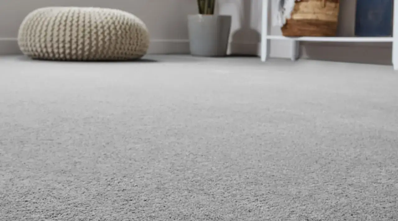 Jak prawidłowo układać wykładzinę w kostkach – uniknij najczęstszych błędów.