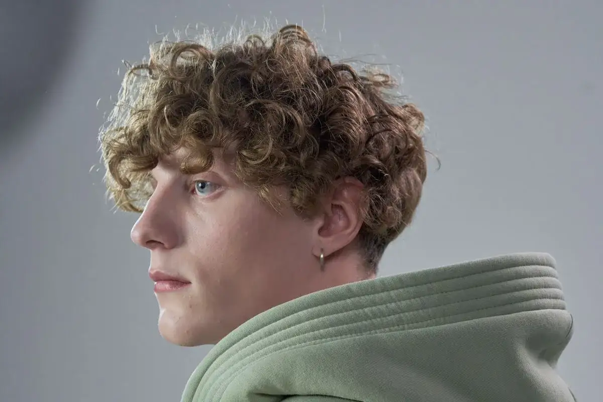 3 sprawdzone sposoby jak zrobić loki na krótkich włosach męskich - poradnik