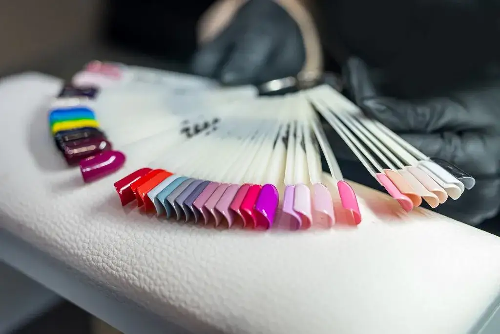 Jakie paznokcie do czarnej sukienki, aby wyglądać olśniewająco?